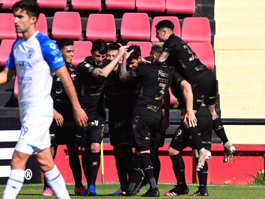 Colón se prende en la lucha de arriba.