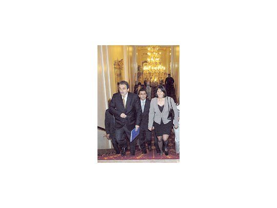 ¿Fin a enemistad? El secretario de Comercio Interior, GuillermoMoreno, y la ministra Felisa Miceli se dirigen -entreellos, el vocero Silvio Robles- al salón del hotel donde seefectuó el seminario contra el FMI.