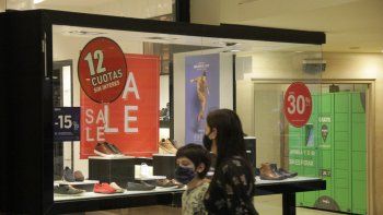 Muchas de las vidrieras lucieron descuentos y promociones para tentar a los consumidores.