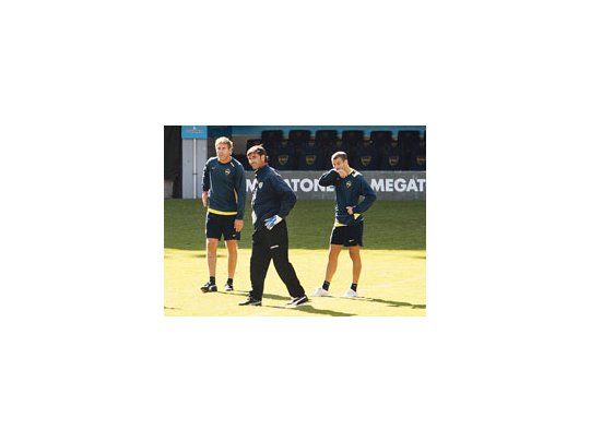 Roberto Abbondanzieri, Martín Palermo y Rodrigo Palacio, en un alto de la práctica. El arquero dijo que si ganan la Copa no le molesta ser último en el Clausura.