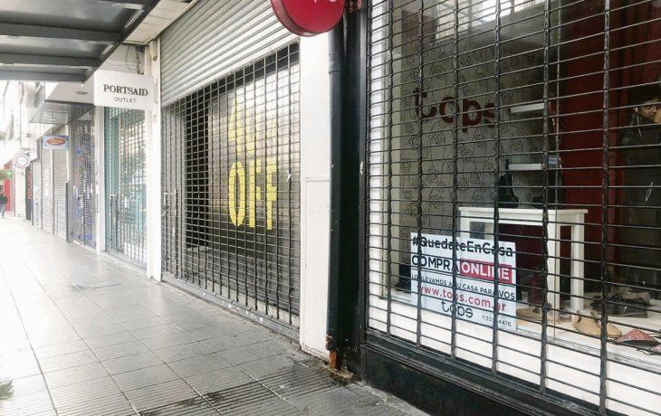 Cerrados. Los comercios de la avenida llevan más de 100 días sin abrir.