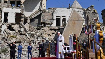 El papa Francisco, en un altar levantado entre las ruinas de Mosul.