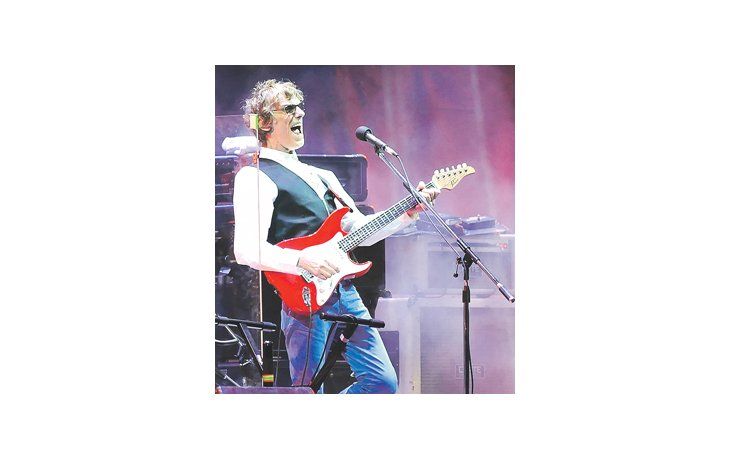 ámbito.com | Arriba, el «Flaco» en el recital «Spinetta y las bandas eternas», show de cinco horas en Velez, por el que pasaron todos los músicos con los que tocó durante su vida. Abajo, con sus compañeros del recordado Almendra.