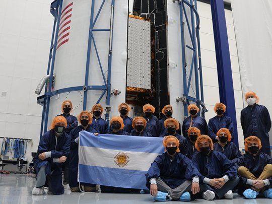 El sat&eacute;lite SAOCOM 1B y el equipo de ingenieros argentinos en Cabo Ca&ntilde;averal.