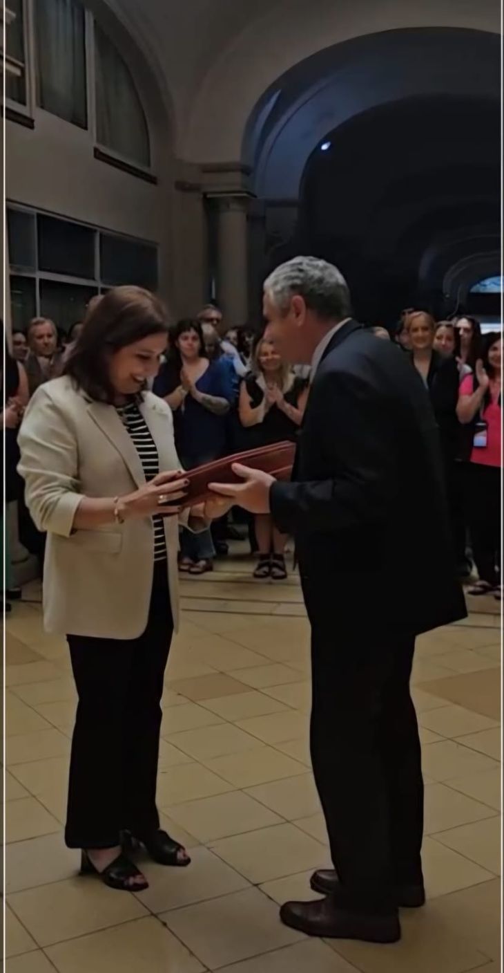 El gerente General Sergio Maldonado entrega un presente a la presidenta saliente de (IOSFA), Betsabé Betina Surballe. El gerente General Sergio Maldonado entrega un presente a la presidenta saliente de (IOSFA), Betsabé Betina Surballe.