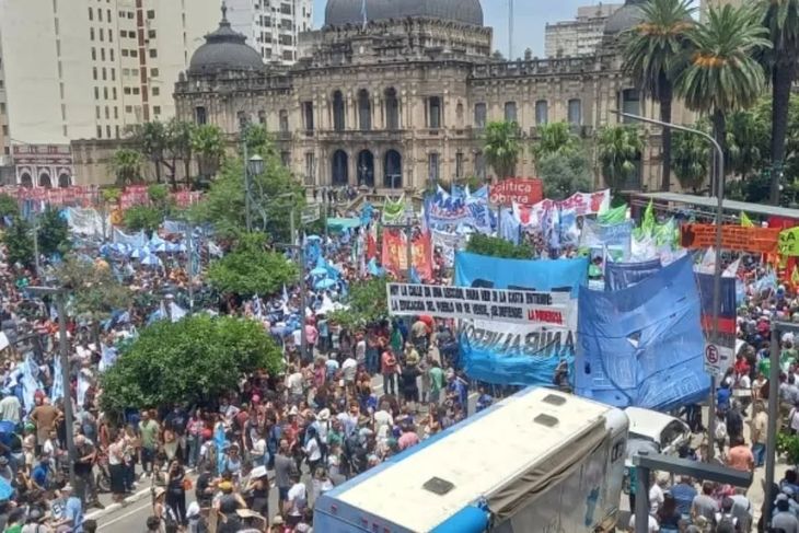 Gremios, organizaciones sociales y sindicatos docentes protestaron frente a la Casa de Gobierno en contra de la reforma laboral. Gremios, organizaciones sociales y sindicatos docentes protestaron frente a la Casa de Gobierno en contra de la reforma laboral.