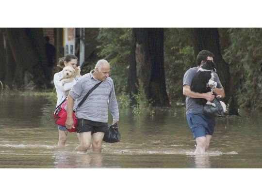 DAMNIFICADOS. Con sus mascotas y las pocas pertenecias que pudieron rescatar, las personas se autoevacuaban.