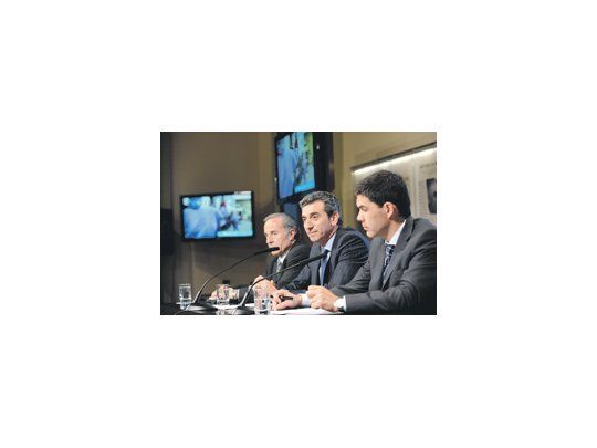 El ministro de Interior y Transporte, Florencio Randazzo, anunció ayer el plan de obras del Ferrocarril Sarmiento junto al secretario de Transporte, Alejandro Ramos, y el subsecretario de Transporte Ferroviario, Raúl Baridó.