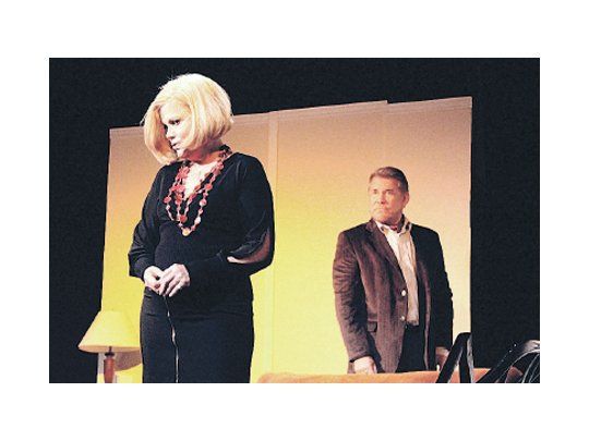 Marta González y Arnaldo André en “Intimidad indecente”: la obra abunda en chistes sexuales de poco ingenio, pero el público festeja a carcajadas los exabruptos de los personajes”.