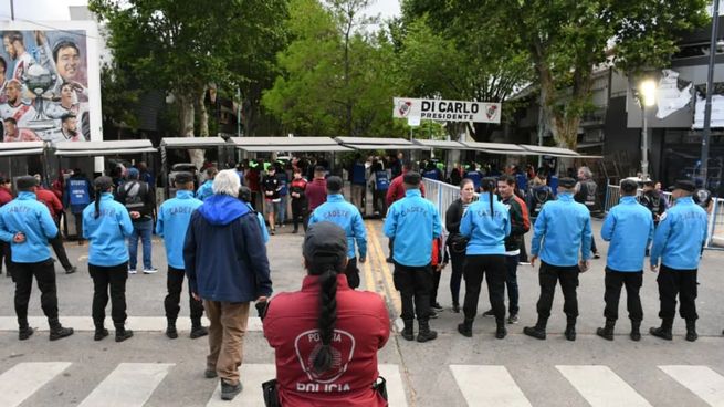 El operativo en el River-Sarmiento dejó un saldo de 49 trapitos demorados, 44 personas con derecho de admisión y la detención de un hombre prófugo por robo.