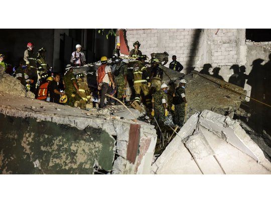 Aumenta a 231 la cifra de muertos por el sismo en México y continúan a contrarreloj las tareas de rescate