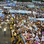 Más de 45 mil personas participaron del acto por el Día de la Lealtad Peronista organizado por el Frente Tucumán Primero. Más de 45 mil personas participaron del acto por el Día de la Lealtad Peronista organizado por el Frente Tucumán Primero.