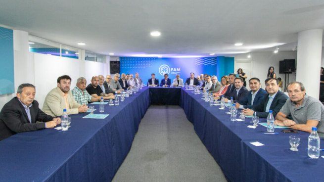 Intendentes de numerosos municipios se reunirán para unificar reclamos contra las medidas del Gobierno de Javier Milei.