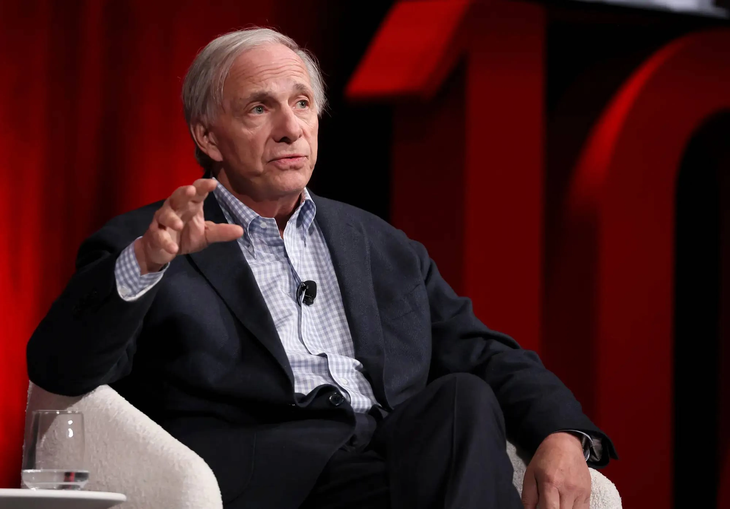 Ray Dalio pasó de cargar palos de golf a liderar un imperio financiero que hoy maneja millones y marca tendencia en todo el mundo.  