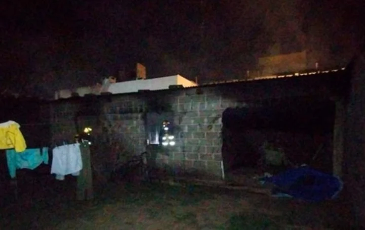 La casa que estaba en construcción y sufrió el incendio.
