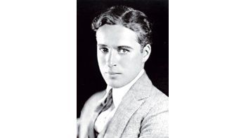 La idea de que Chaplin habría nacido en un campamento gitano cerca de Birmingham surge de una carta que recibió el artista poco antes de morir y que, según su hijo Michael, guardó celosamente bajo llave.