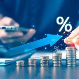 El plazo fijo permite conocer de antemano cuánto dinero se recibirá al vencimiento según la tasa de interés vigente.