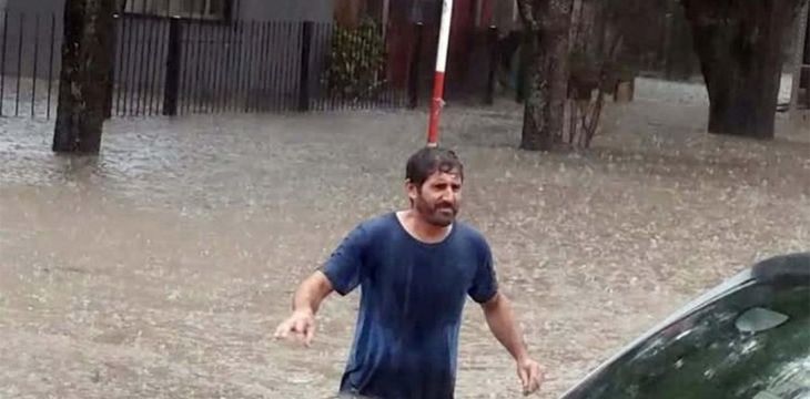 Los cortes de electricidad complicaron aún más la situación, dejando a varios barrios sin servicio, mientras que las familias luchan por proteger sus hogares del avance del agua