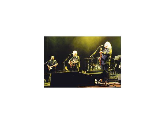 Tras más de dos horas y media de show y una serie de bises, la felicidad y la emoción de la gente que colmó el Luna Park sólo podía compararse con las sonrisas que exhibían los tres viejos hippies desde el escenario.