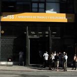 El MTSS se enteró de la decisión de despidos por la prensa y busca ahora información directa sobre el proceso, mientras prepara mecanismos de capacitación y reconversión laboral. El MTSS se enteró de la decisión de despidos por la prensa y busca ahora información directa sobre el proceso, mientras prepara mecanismos de capacitación y reconversión laboral.