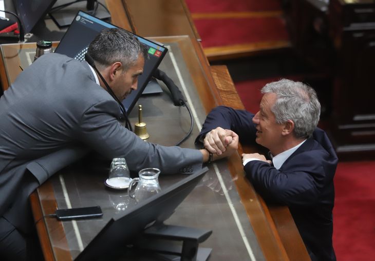 Emilio Monzó (Federal Meeting) greets Martín Menem, head of the Chamber of Deputies. Emilio Monzó (Federal Meeting) greets Martín Menem, head of the Chamber of Deputies.