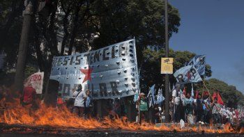 cambiemos presento ley antipiquetes: quita planes y sanciona a las organizaciones que corten el transito