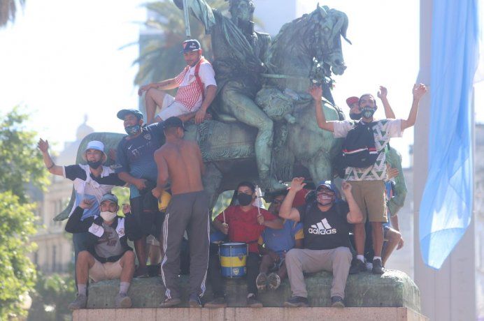 Maradona Estatua.jpeg