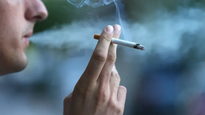 Al dejar de fumar, una persona recupera años de vida.