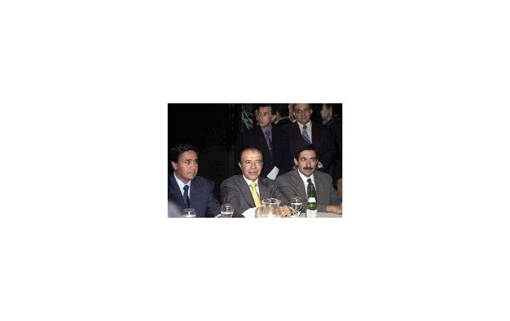 ámbito.com | Angel Maza junto a Carlos Menem, en una reunión de dirigentes políticos del interior del país en el Hotel Presidente de la Capital Federal, donde el menemismo tiene su sede de campaña.