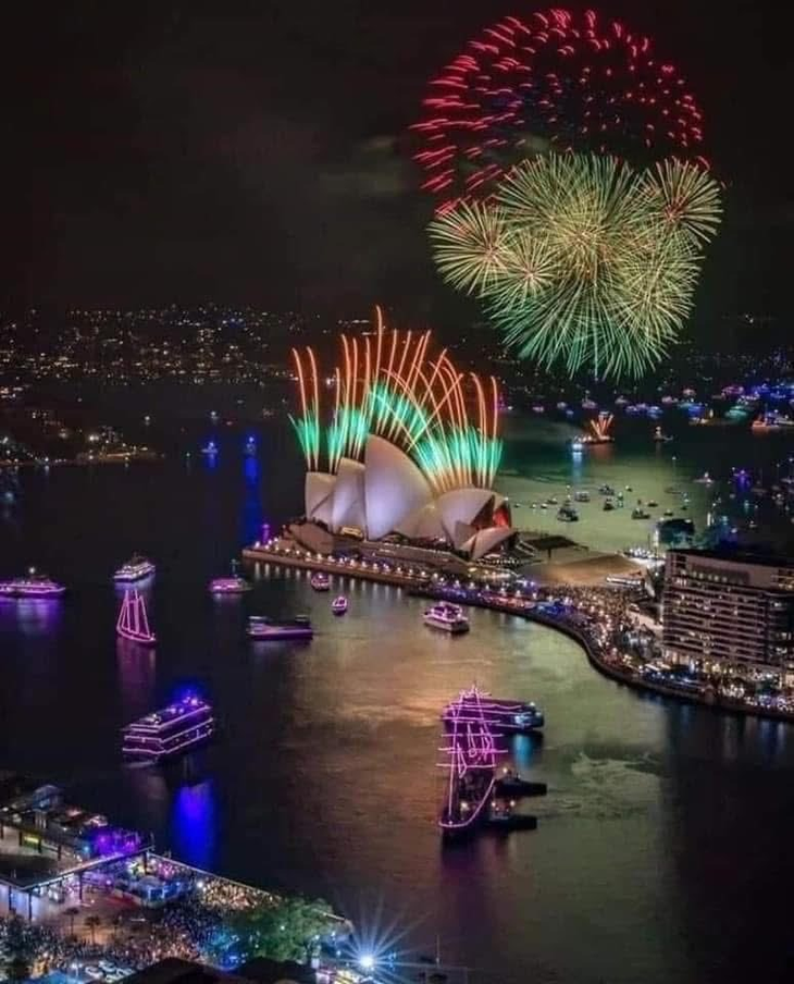 Las celebraciones en Sidney se interrumpieron para guardar un minuto de silencio en homenaje a las 15 víctimas del tiroteo masivo ocurrido en Bondi Beach. Las celebraciones en Sidney se interrumpieron para guardar un minuto de silencio en homenaje a las 15 víctimas del tiroteo masivo ocurrido en Bondi Beach.