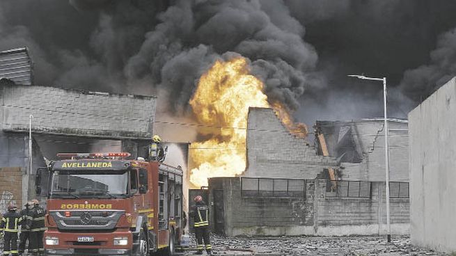 Destrozos. El fuego se expandió con rapidez y causó importantes daños materiales y alarma en el vecindario.