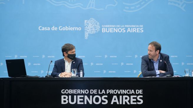 Axel Kicillof y el ministro Pablo López, durante el anuncio del grado de adhesiòn al canje bonaerense.
