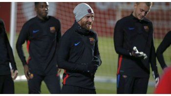 Messi dejó el calor de Argentina para irse a entrenar al frío español. (Foto Prensa Barcelona FC).
