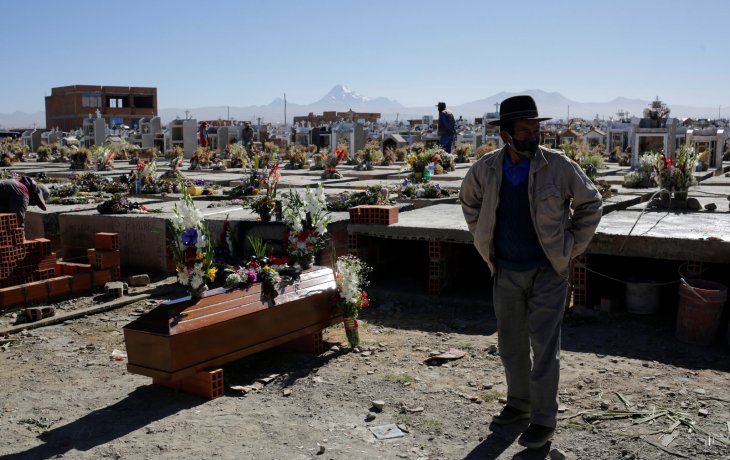 Un hombre despide a un familiar en el cementerio de La Paz, la ciudad con mayor incremento de casos de coronavirus en Bolivia.