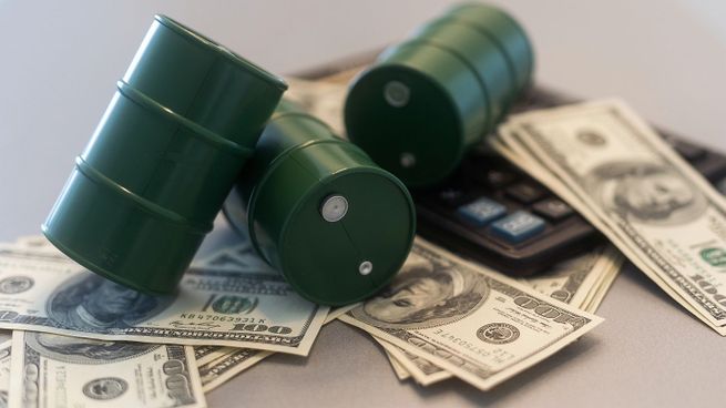 Tras la tregua, el petróleo baja pero se mantiene en niveles elevados por el riesgo geopolítico.