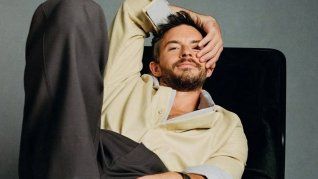 Jonathan Bailey comenzó a trabajar en el mundo del teatro con tan solo 7 años. Jonathan Bailey comenzó a trabajar en el mundo del teatro con tan solo 7 años.