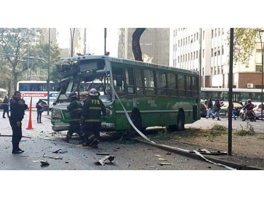 Colectivo chocó contra un árbol en el Bajo y dejó 19 heridos
