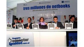 Diego Bossio, Daniel Scioli, Cristina de Kirchner, Sergio Massa y Alberto Sileoni en el acto de entrega de netbooks en Tigre en 2010.