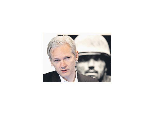 El fundador de WikiLeaks, Julian Assange, en una foto de archivo de julio pasado. Sobre él pesa una orden de captura internacional emitida ayer por Interpol, surgida de una causa por supuesta violación en Suecia.