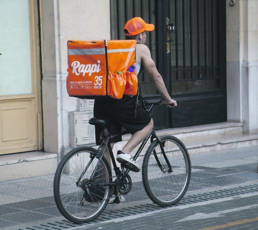 La contrapropuesta sindical apunta a legislar las nuevas actividades que hoy están sin normativa, como la de los trabajadores de plataforma.