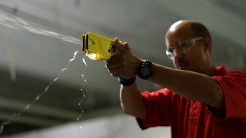 la ciudad preve gastar $ 6,5 millones en la compra de pistolas electricas