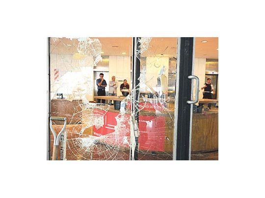 Vidrios rotos e instalaciones dañadas  son algunas de las consecuencias  que dejaron los disturbios entre la Policía y los manifestantes.