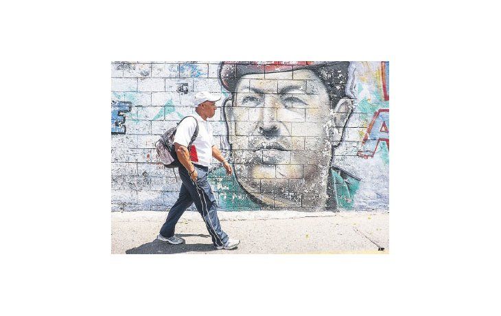 ámbito.com | Las pintadas alusivas a Hugo Chávez son una constante en Caracas. El oficialismo prevé realizar hoy varios actos en coincidencia con los dos años de su fallecimiento.
