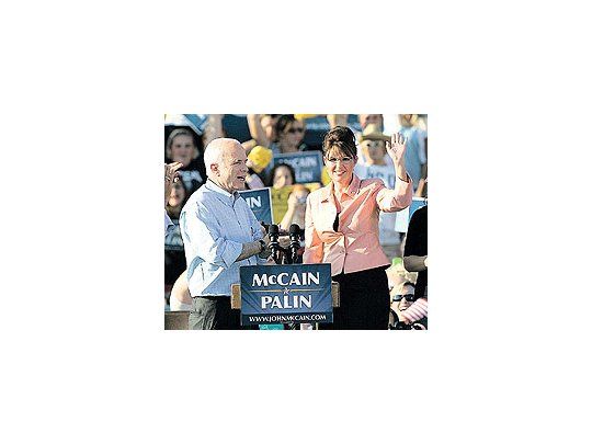 John McCain y SarahPalin, la fórmula republicanapara el 4 denoviembre. La designaciónde la gobernadorade Alaska fue toda unasorpresa que cayó muybien en la base cristianay más conservadora delPartido Republicano.