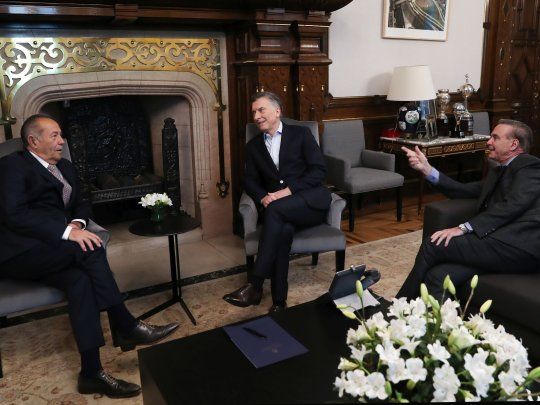 El presidente Mauricio Macri acompañado por su compañero de fórmula, Miguel  Angel Pichetto, y el senador nacional por San Luis,&nbsp;Adolfo Rodríguez Saá.