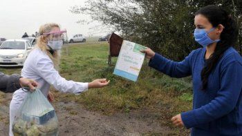 Hoy los maestros también reparten alimentos y material didáctico e intentan recuperar a los estudiantes que perdieron su vínculo con la escuela
