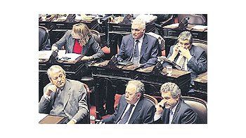ámbito.com | AgustínRossi,rodeado deCarlosKunkel,Juan CarlosDante Gulloy Carlos«Cuto»Moreno,consiguióaprobar elPresupuesto2009.Pero nologró reunirtantos votospara lossuperpoderes.