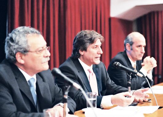 El secretario de Hacienda, Juan Carlos Pezoa, y el subsecretario de Presupuesto, Raúl Rigo, flanquearon a Amado Boudou en el anuncio sobre el superávit de junio.