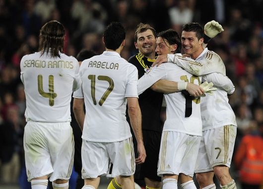 Real Madrid festeja la victoria en el clásico.
