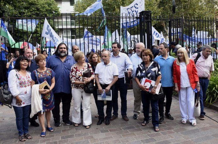 Los representantes del Frente de Unidad Docente antes de ingresar a la reuni&oacute;n con el gobierno bonaerense.